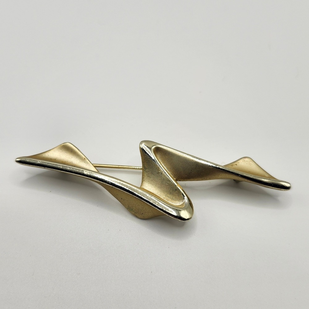 Vintage AJC‎ Gold Tone Modernist Abstract Ribbon Swirl Brooch Pin
